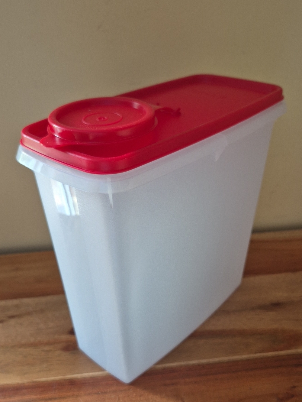 Tupperware #469-14 Food Storage Cereal Keeper with Red Lid
